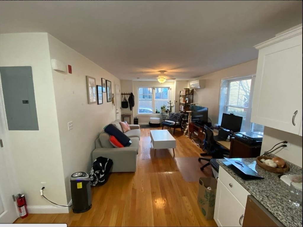 Primary Photo - 25 Beacon St