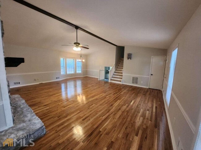 Building Photo - 4440 Hollister Dr
