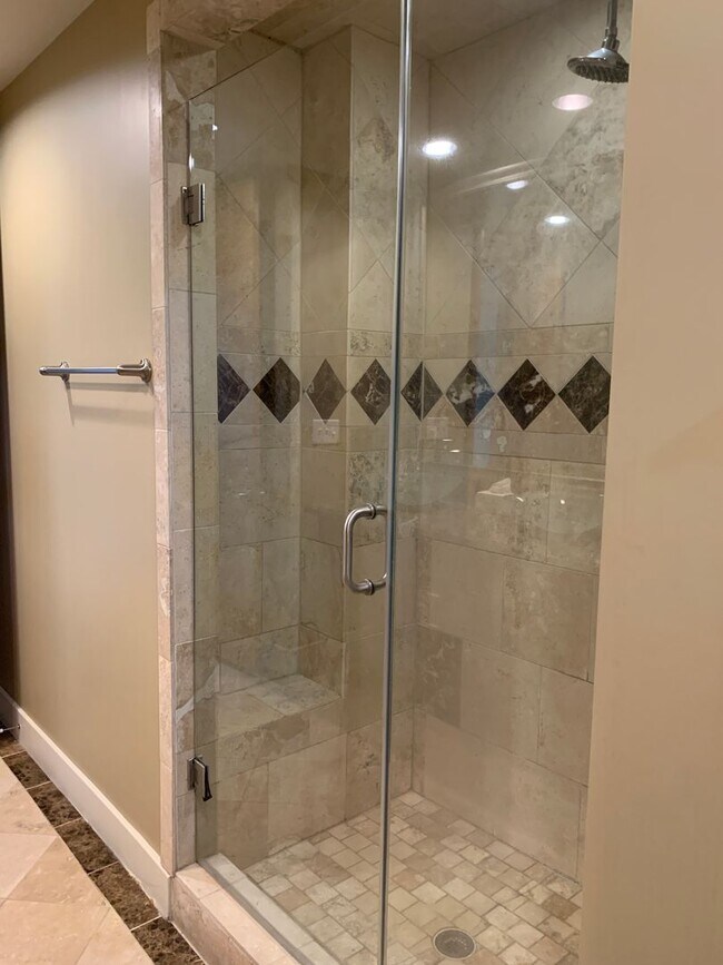 Building Photo - Fabulous 2 Bedroom/2 1/2 Bath Condo in Excellent Location