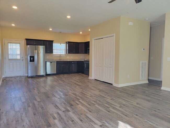Building Photo - Spacious 2 bedroom, 2 full bath unit with ...