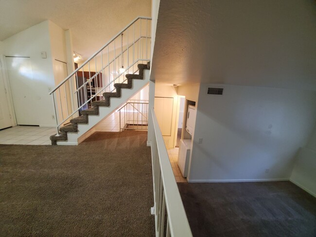 Foto del edificio - 3 Bedroom townhome w/fireplace ++ bonus ro...