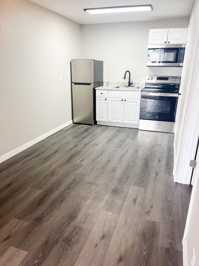 Foto del edificio - MOVE IN SPECIAL !! COZY 1/1  CONVENIENTLY LOCATED CLOSE TO DOWNTOWN ST. PETERSBURG