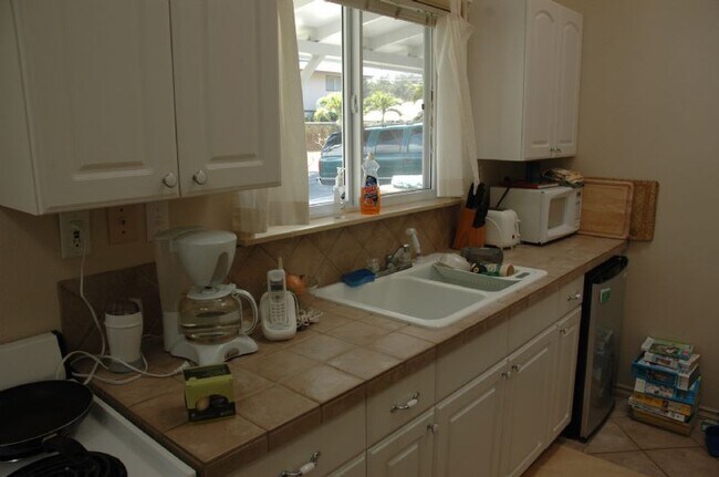 Building Photo - 41-49-49 Ehukai St