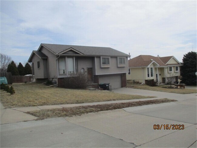 Foto del edificio - BOTM! NW 3 bed 2 bath 2 car garage $1895