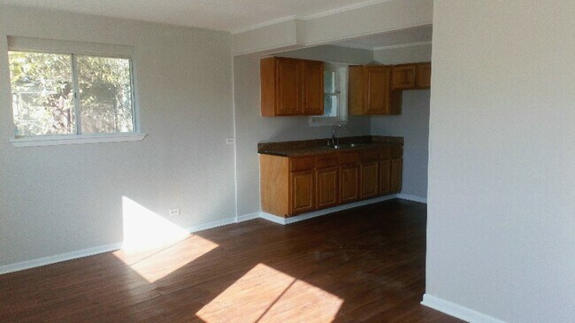Building Photo - 422 Blue Bonnet St