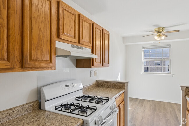 1BR, 1BA - 775SF - Kitchen - Beechwood Gardens