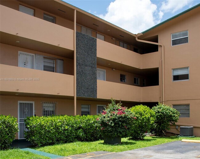 Foto del edificio - 110 Royal Palm Rd
