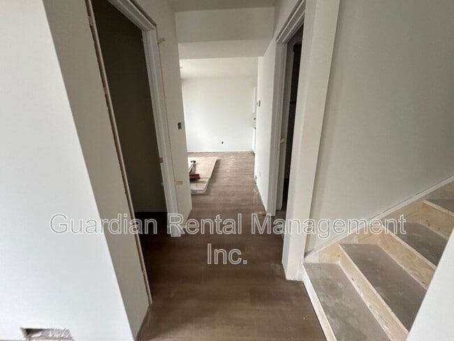 Building Photo - 1101 Frederica St W