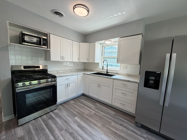 Building Photo - 5558 W Wilson Ave