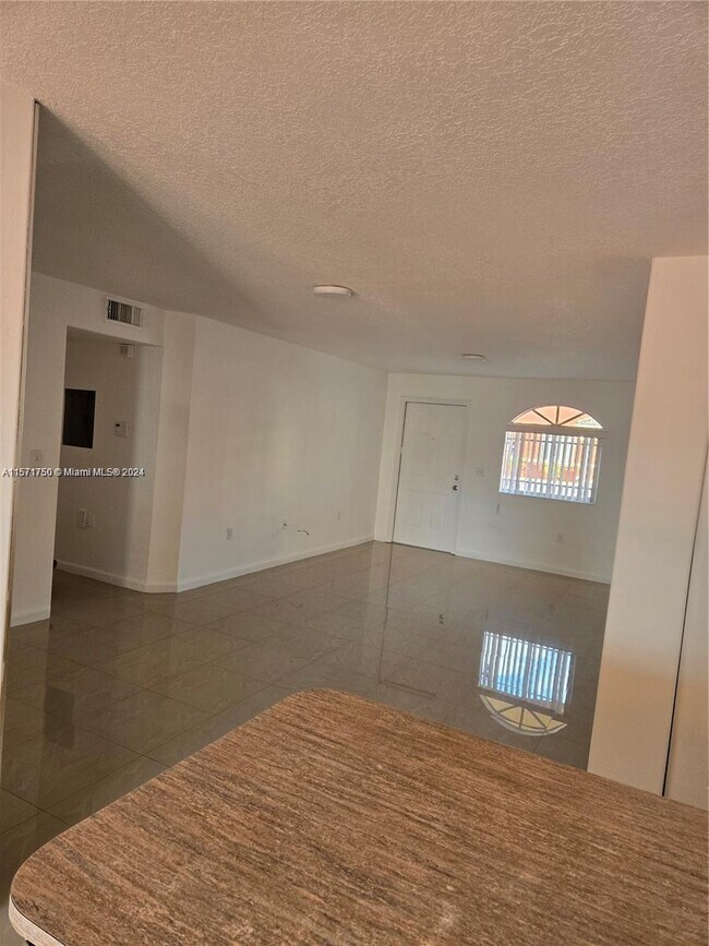 Foto del edificio - 11003 W Okeechobee Rd