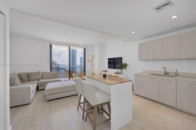 Foto del edificio - 45 SW 9th St