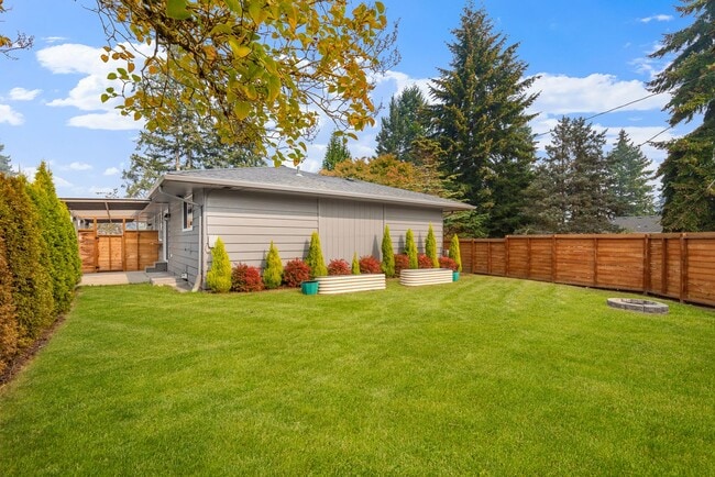 Building Photo - Central Everett Peaceful Corner Lot - 3 Be...