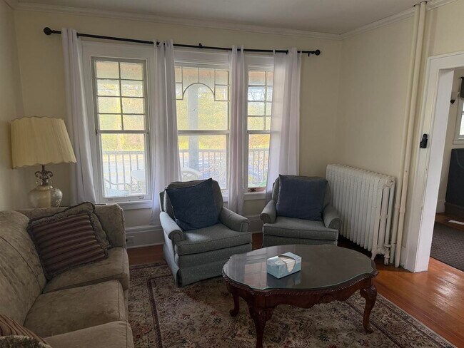 Foto del edificio - 72 Pawling Ave