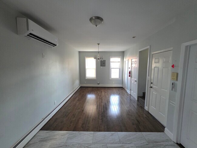 Building Photo - 712 17th St