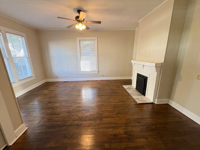 Foto del edificio - "Charming 4-Bedroom Retreat with 2 Full Baths in the Heart of Martin, TN!"