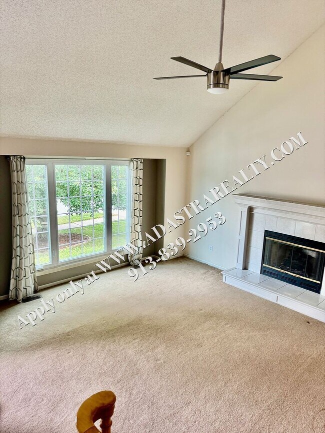 Building Photo - Beautiful 3 Bed 2.5 Bath in Olathe-Availab...