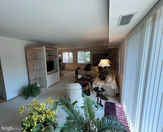 Foto del edificio - 1637 Oakwood Dr