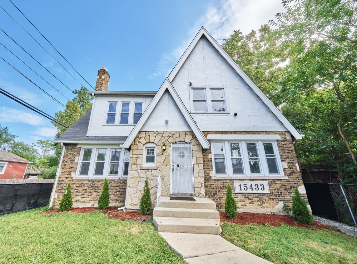 Duplex two floor apartment - 15433 Myrtle Ave