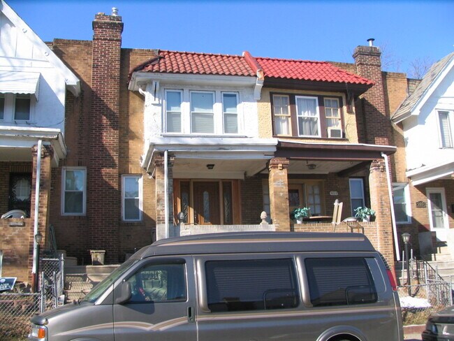 Foto del edificio - 5831 Woodcrest Ave
