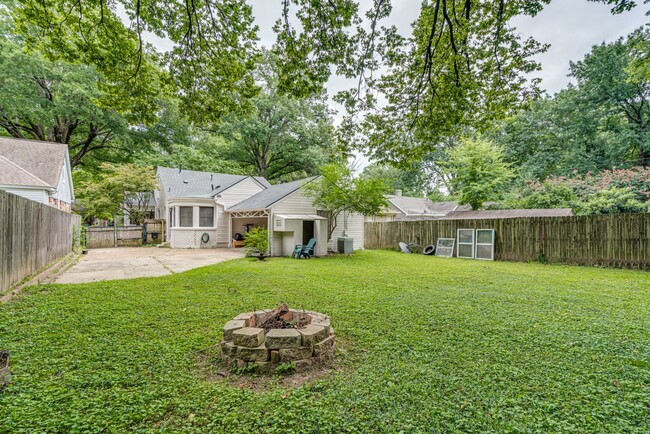 Building Photo - Beautiful Chickasaw Gardens Home!