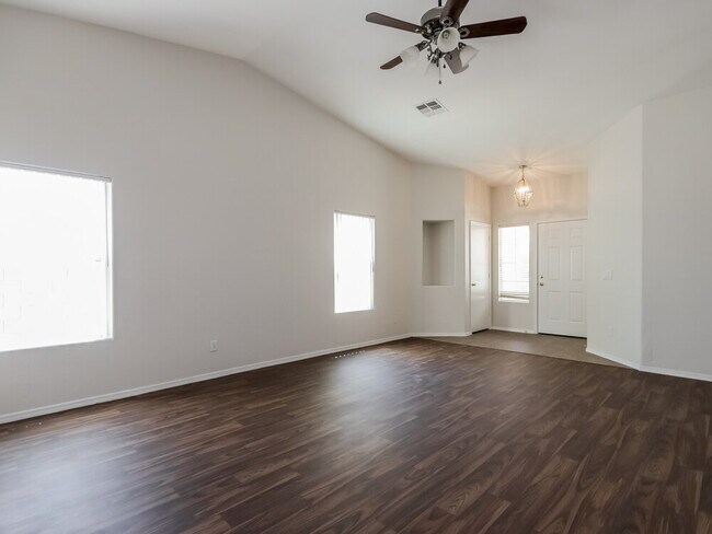Foto del edificio - 15106 W Monroe St