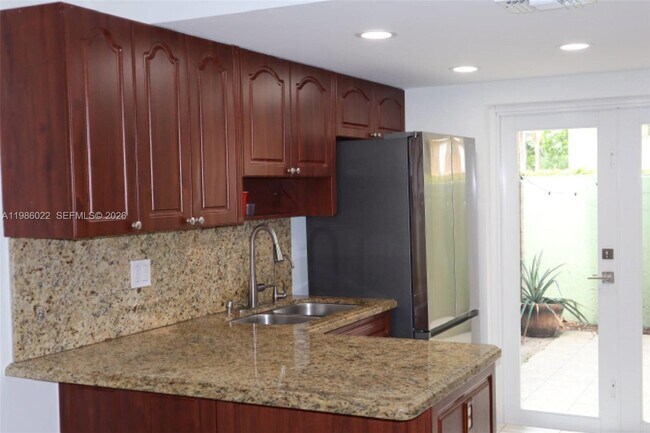 Foto del edificio - 10101 W Okeechobee Rd