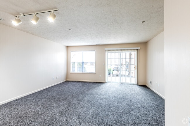 1BR, 1BA - 744SF - CLAY TERRACE I