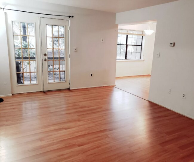 Building Photo - 909 Green Hollow Dr
