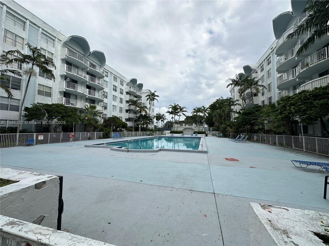 Primary Photo - 484 NW 165th St