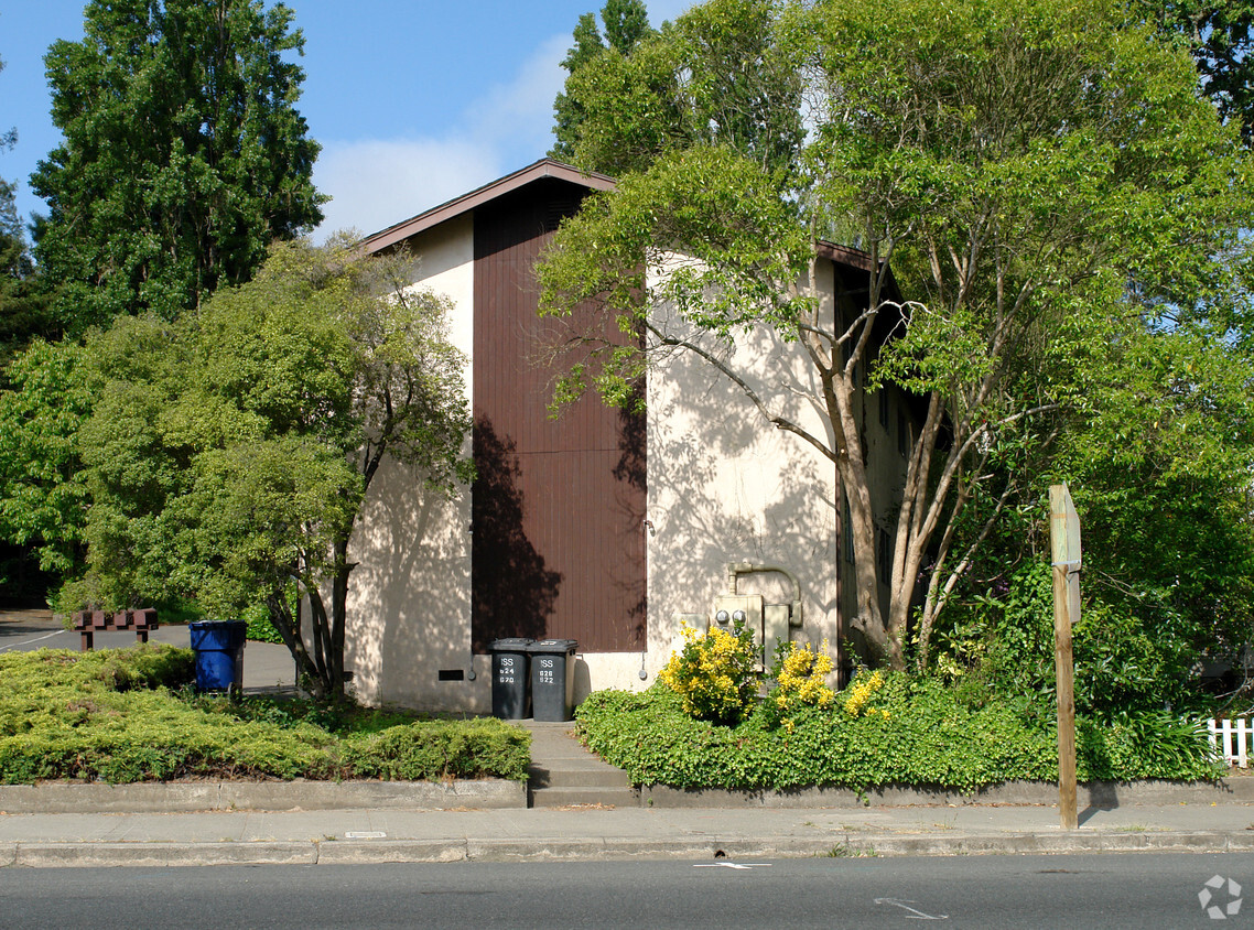 Building Photo - 620-626 Main St