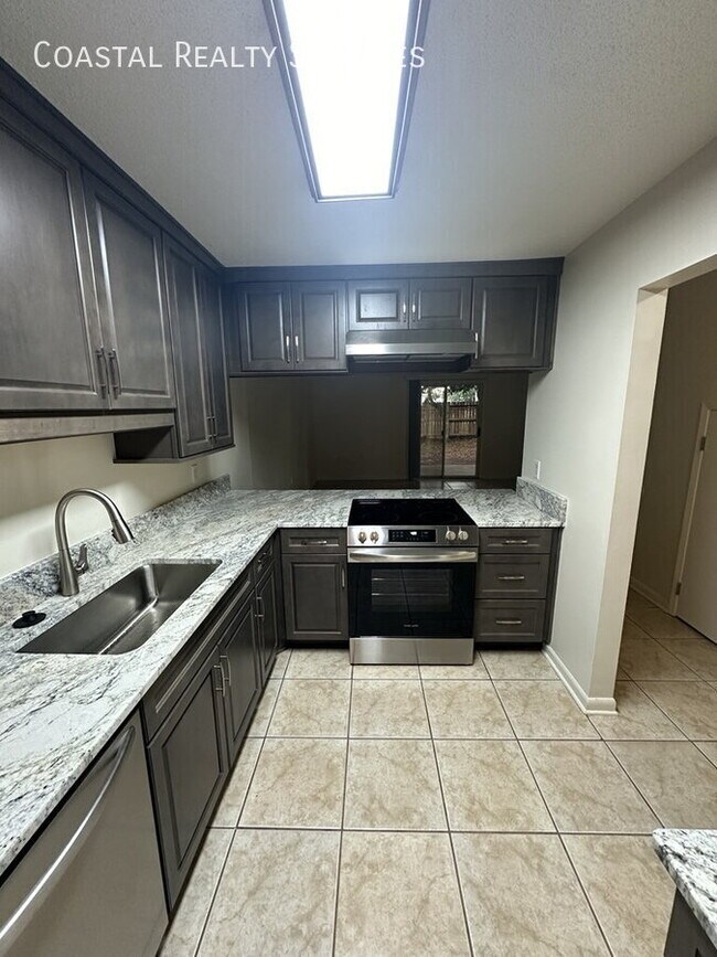 Building Photo - 122 Scottwood Dr SE