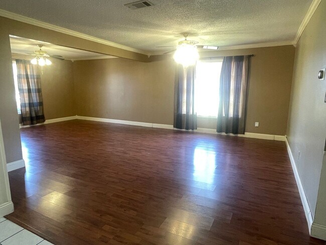 Building Photo - 3B/2B Home Available in Westlake