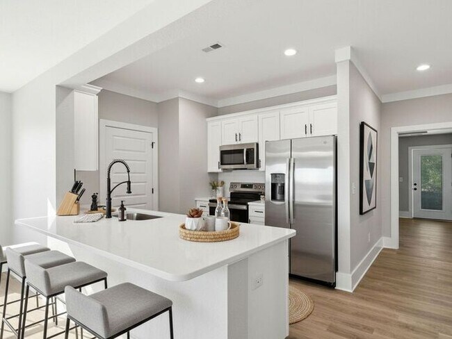 Foto del edificio - One-Level Living with Private Garage, Feels Like Home, Not an Apartment