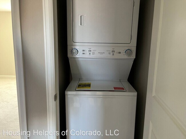 Building Photo - 2 br, 2.5 bath House - 825 Great Plains Av...