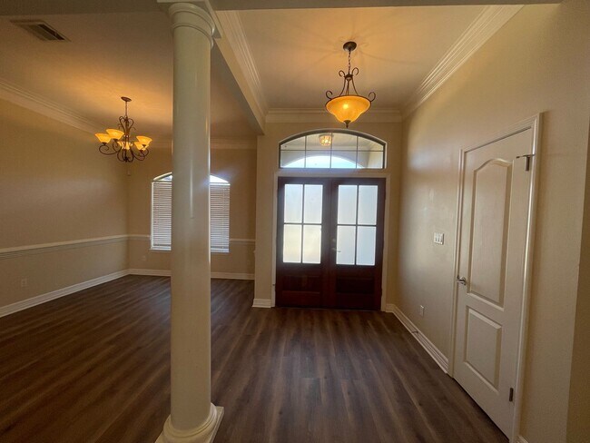 Building Photo - Don`t Miss Out On This South Bossier Beauty!