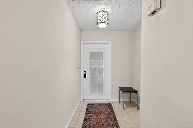 Foto del edificio - Totally Updated