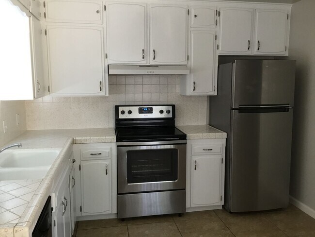 Foto del edificio - 1041 Cherry Ln