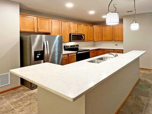 Foto del edificio - Upscale Townhome with Large Office-Loft, 3 Baths, 2-Car Attached Garage, Quartz Countertops and M...