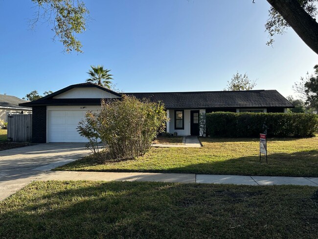 Lovely home on huge corner lot, near UCF! - Lovely home on huge corner lot, near UCF!