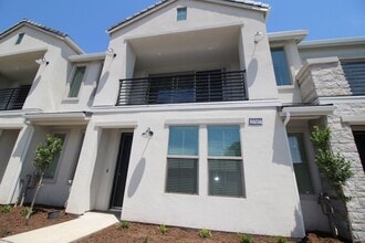 Building Photo - 2707 E Tamarind Dr