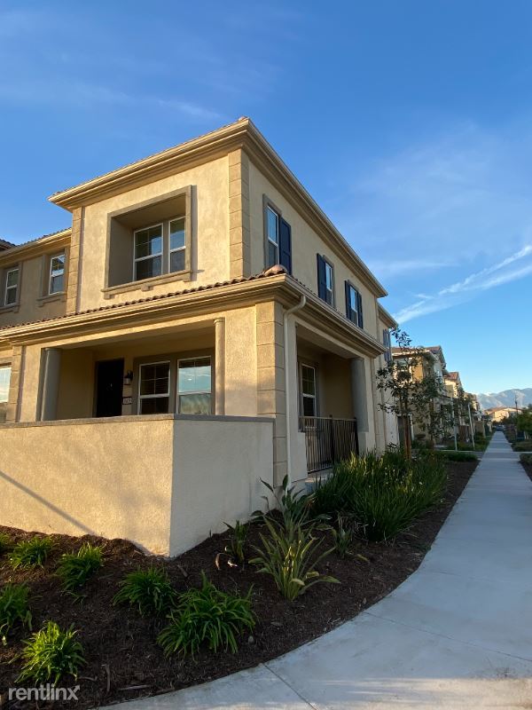 Building Photo - 4 br, 3.5 bath Townhome - 16054 Voyager Ave