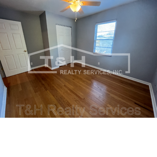 Foto del edificio - 9627 E 10th St