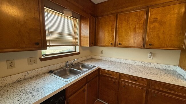 Building Photo - Spacious 2 Bedroom Apartment Available in ...
