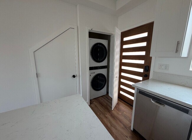 Foto del edificio - 872-878 Serrano Place