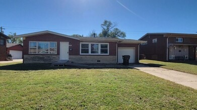 Building Photo - 1307 E Fortuna St