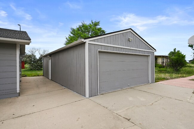 Building Photo - 5520 Coyote Ln