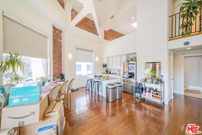 Building Photo - 257 S Spring St