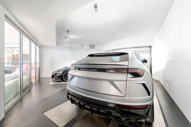 Building Photo - 18555 Collins Ave