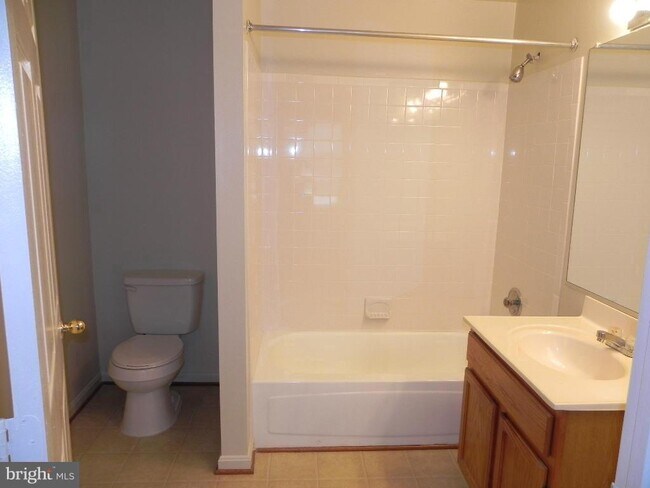 Foto del edificio - 9812 Lake Point Ct