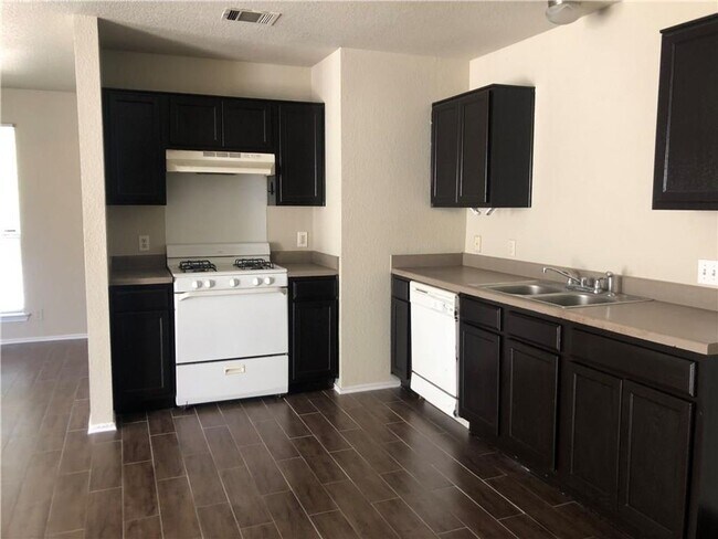 Building Photo - Cute 2 bedroom / 1 bathroom house with fen...